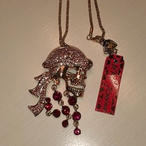 NWT Betsey Johnson pirate skull necklace